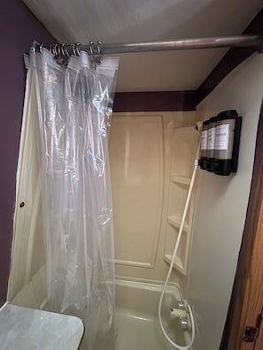 HandtĂŒcher, Seife, Toilettenpapier