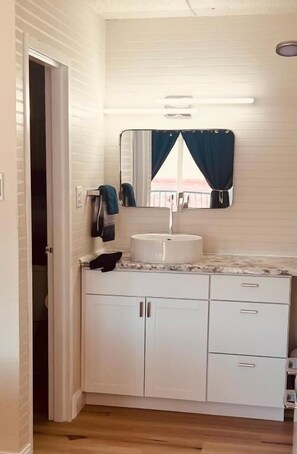 Studio, Balkon | Badezimmer
