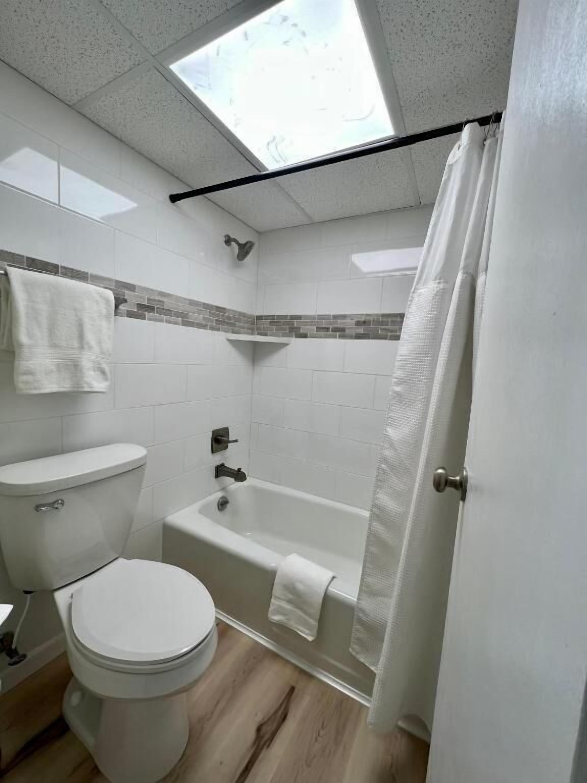 Estudio, balcón | Baño