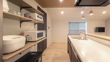 Refrigerador, microondas, tostadora y arrocera