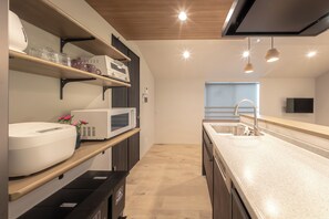 Refrigerador, microondas, tostadora y arrocera 