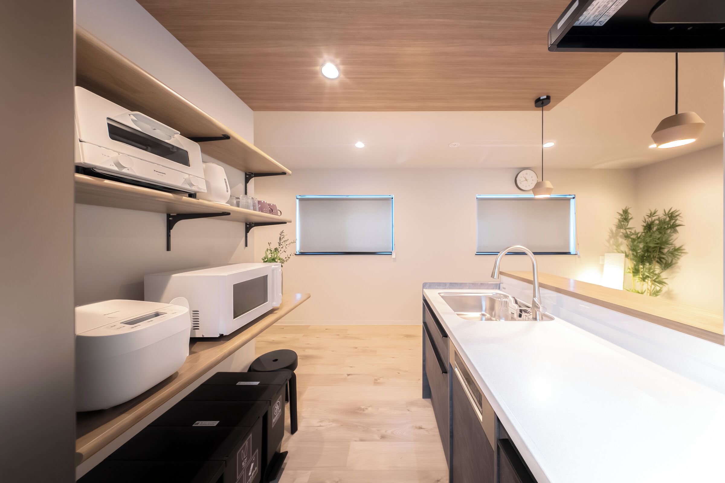 Una cocina moderna con una isla central, electrodomésticos integrados y un diseño minimalista.
