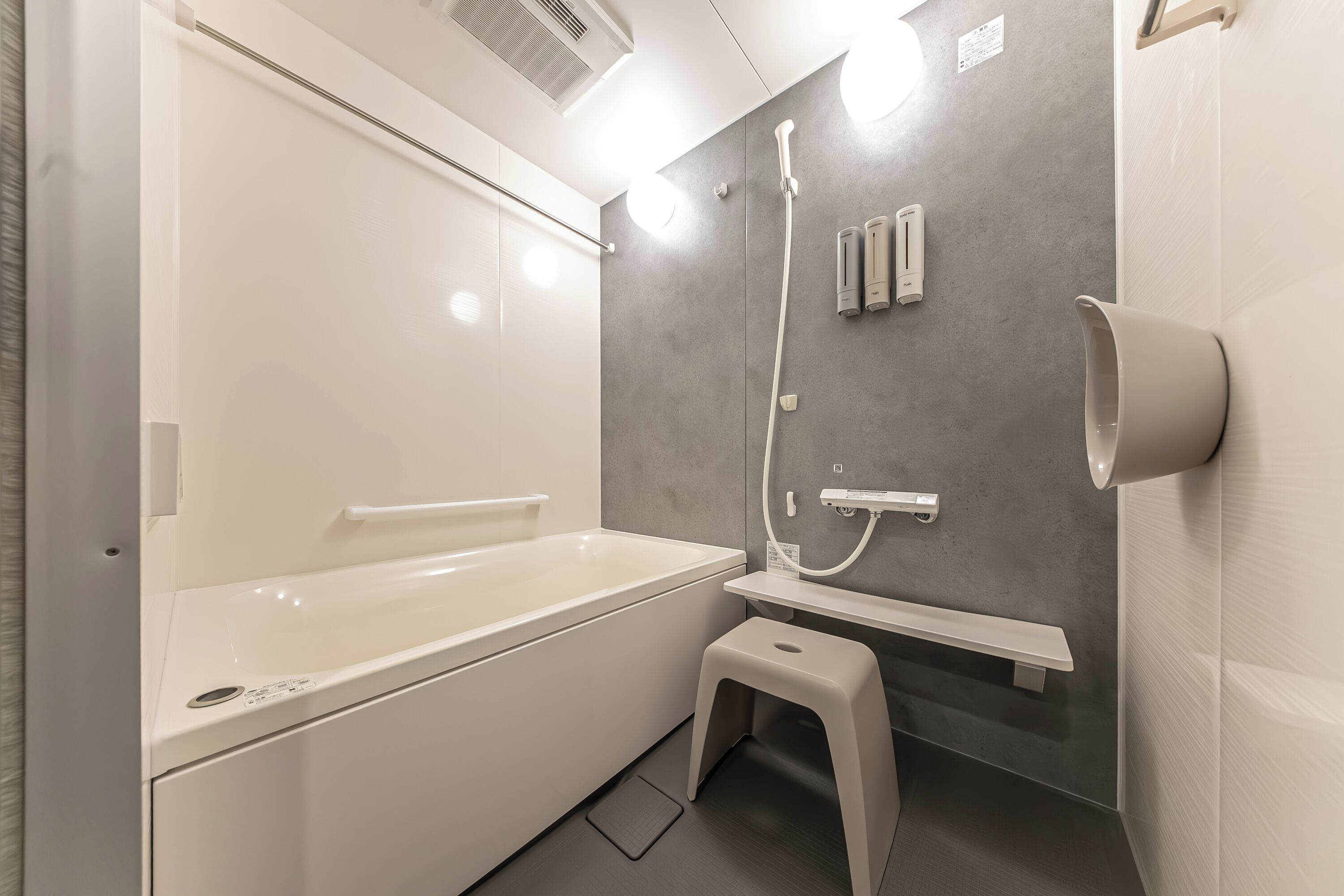 Une salle de bain moderne équipée d’une baignoire, de toilettes et d’un espace douche.