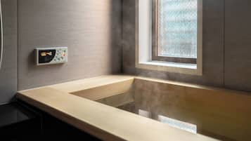 Villa, 3 habitaciones, vista al jardín | Baño | Amenidades de baño gratuitas, secadora de cabello, toallas, shampoo