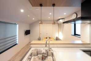 Geladeira, micro-ondas, torradeira, panela elétrica de arroz