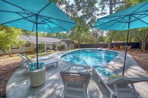 A backyard with a swimming pool, lounge chairs, and umbrellas. - Kings w/Pool & Grill, 15 mins to Fort Benning (Columbus)