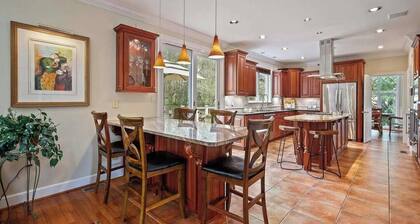 Spacious 5-bedroom villa in peaceful Potomac with AC and gym