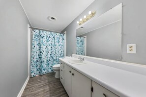 Bathroom - Spacious Backyard • Fireplace • Mins from Downtown (Glasgow)