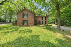 Exterior - Spacious Backyard • Fireplace • Mins from Downtown (Glasgow)