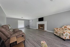 TV, fireplace - Spacious Backyard • Fireplace • Mins from Downtown (Glasgow)