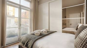 Desk, iron/ironing board, WiFi, bed sheets