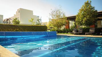 Una piscina techada, una piscina al aire libre
