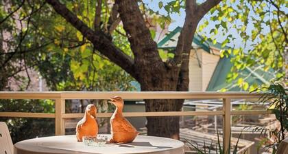 KozyGuru | Bexley | Urban Escape with Leafy Charm