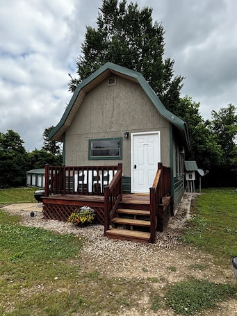 Exterior. Enjoyable 1-bedroom barn with AC in charming Eminence
