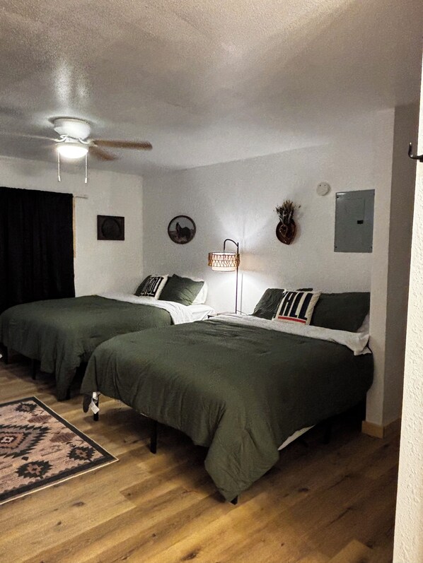 Tabla de planchar con plancha, wifi gratis y ropa de cama