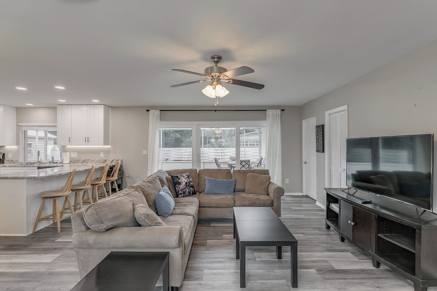 Dntn Melbourne Pool/game Room Sleeps 15 4bd/3ba - メルボルン, FL