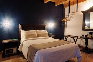 In-room safe, desk, laptop workspace, blackout drapes - Docecuartos Hotel (San Cristóbal de las Casas)