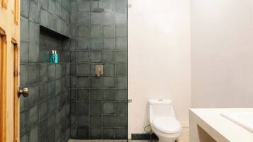 Standard Double Room | Bathroom | Shower, towels, soap, shampoo