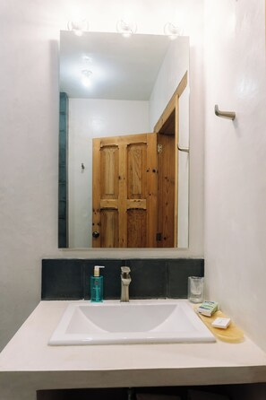 Standaard tweepersoonskamer | Badkamer | Een douche, handdoeken, zeep, shampoo