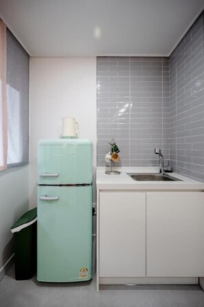 Kamar Quadruple Superior | Dapur pribadi | Lemari es dan microwave di ruangan umum