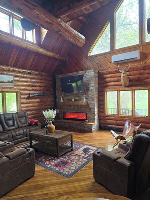 Living area - Riverfront Luxury private
Cabin (Plano)