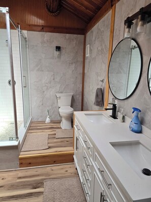 Bathroom - Riverfront Luxury private
Cabin (Plano)