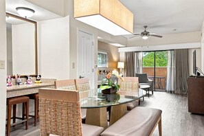 Dining - 2BR Condo 7 mins to Disney | FREE Resort Access (Orlando)