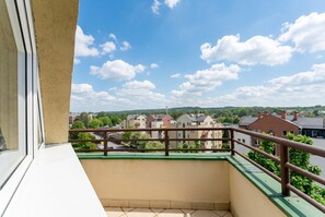 A balcony with a view of residential buildings and a clear sky. - Halszki Pleasant Studio (Kraków)