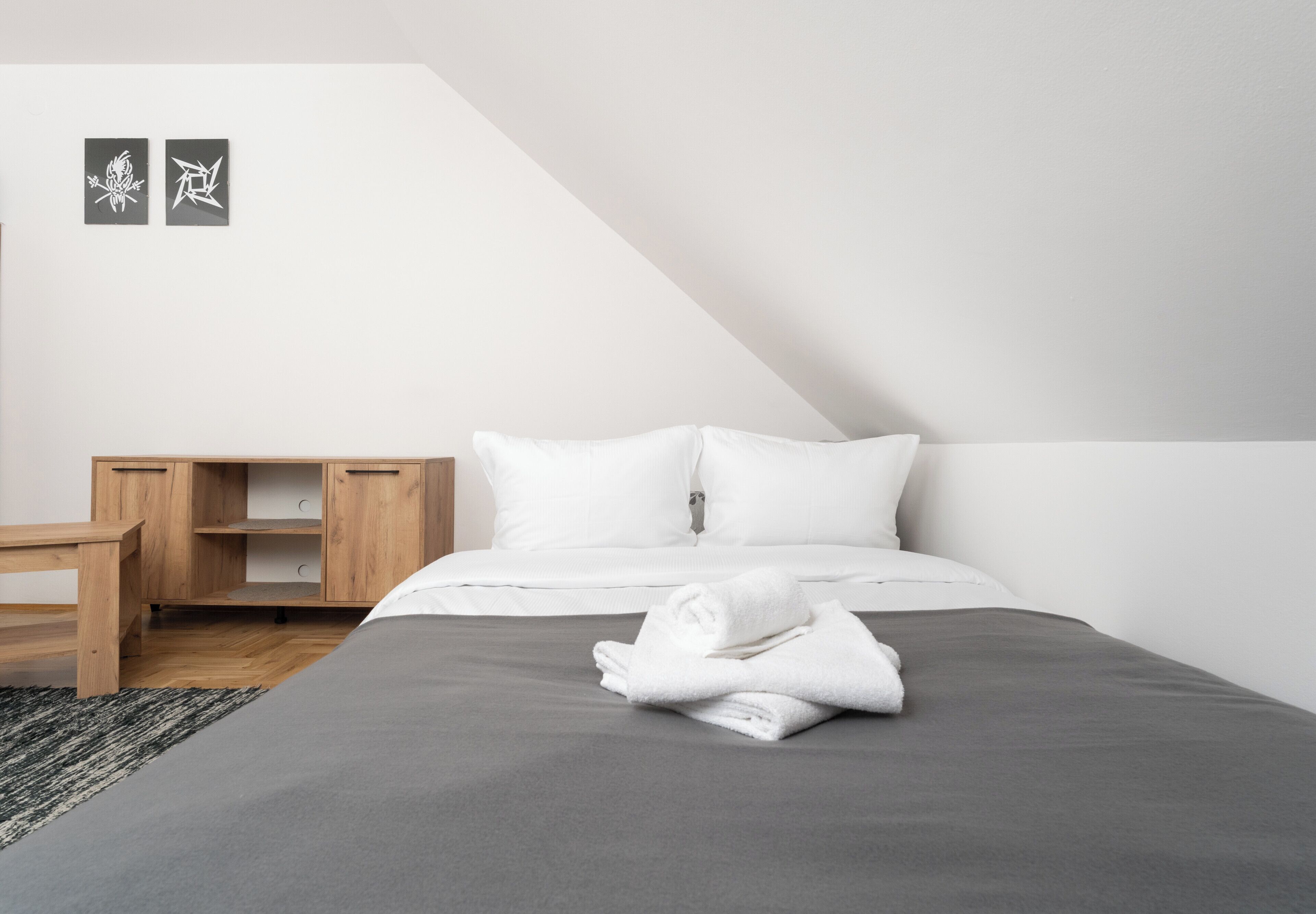Tabla de planchar con plancha, wifi y ropa de cama 