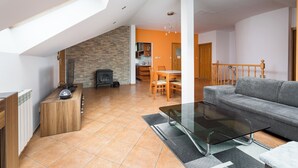 A spacious living area with a loft bedroom, a dining area, and a kitchen. - Bielsko-Biała Serenity Apartment #1 (Bielsko-Biała)