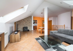 A spacious living area with a loft bedroom, a dining area, and a kitchen. - Bielsko-Biała Serenity Apartment #1 (Bielsko-Biała)