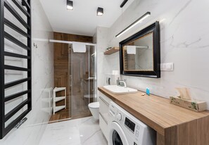 Ducha, secador de pelo y toallas