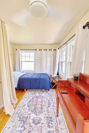 Room - Brookside Bungalow with Premium Walkability (Kansas City)
