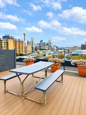 Outdoor dining - Private Sydney Stylish studio on Crown Street with views (Darlinghurst)