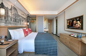 A hotel room with a bed, a desk, a TV, and a painting on the wall. - Mehood Hotel Shanghai Jinqiao Branch (Shanghai)