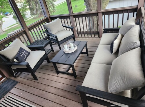 Superb 3-bedroom home with Central AC and Heat in friendly Omaha neighborhood