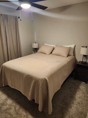 3 Schlafzimmer, Schreibtisch, Bügeleisen/Bügelbrett, Reisekinderbett