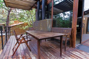 Cabaña familiar, vista a la montaña | Restaurante al aire libre