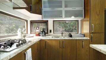 Family Cabin, Mountain View | Private kitchen