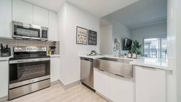 Coffee/tea maker, fridge, microwave, oven