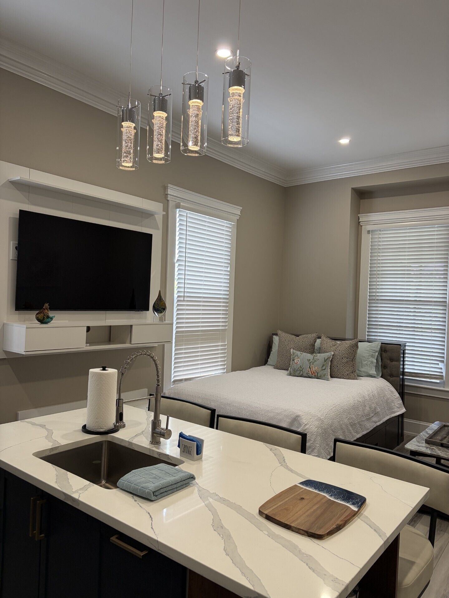 1 bedroom, bed sheets
