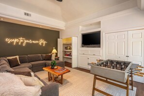 Smart-TV, Tischfußball, Tischtennisplatte