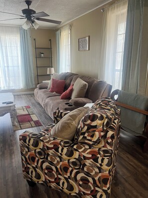 Living area - 3 bedroom house in perfect 2 acre property in Strong, AR. Much peace and comfort (Strong)