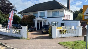 Exterior - Hatfield's Cheapest Rooms (Hatfield)