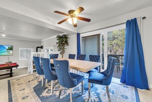 Dining - Big Bear Lake House-Sleeps 10- Fire Pit-Spa-Pool table plus lots more (Big Bear Lake)