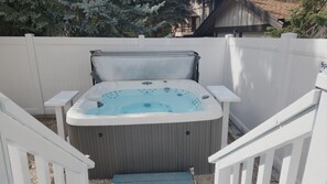 Outdoor spa tub - Big Bear Lake House-Sleeps 10- Fire Pit-Spa-Pool table plus lots more (Big Bear Lake)