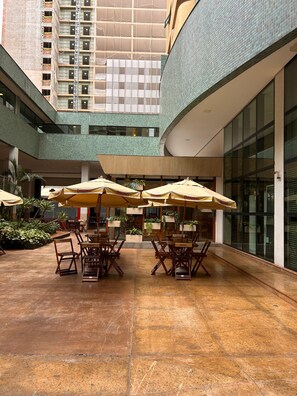 Outdoor dining - Vrbo Property (Brasília)