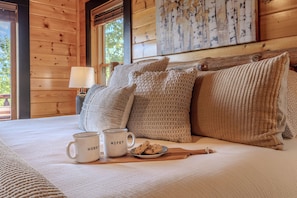 1 bedroom, iron/ironing board, WiFi, bed sheets - Gorgeous View-Perfect for Couples/Small Families! (Sevierville)