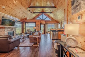 Smart TV, fireplace, books - Gorgeous View-Perfect for Couples/Small Families! (Sevierville)