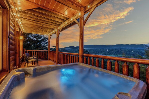 Outdoor spa tub - Gorgeous View-Perfect for Couples/Small Families! (Sevierville)
